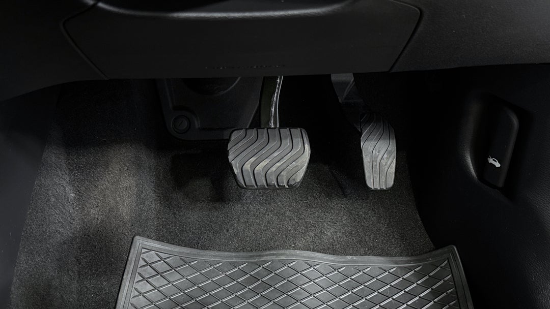 2023 Mitsubishi Outlander Es 7 Seat (2WD), Automatic, 52062 km, Pedals and Footmat