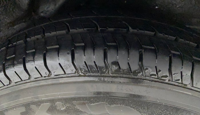 2013 Hyundai i10 MAGNA 1.1, Petrol, Manual, 48,653 km, Left Rear Tyre Tread