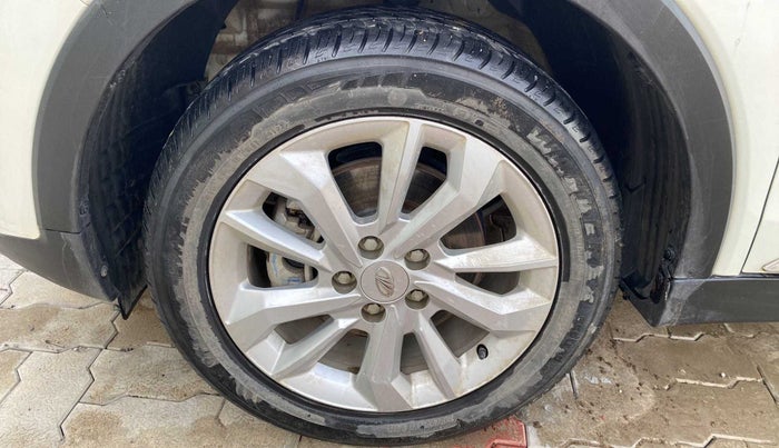 2022 Mahindra XUV300 W8 1.2 PETROL, Petrol, Manual, 25,888 km, Left front tyre - Minor crack