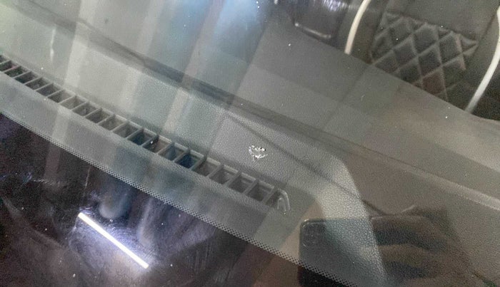2021 Hyundai VENUE SX 1.5 CRDI, Diesel, Manual, 33,718 km, Front windshield - Minor spot on windshield