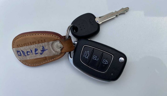 2020 Hyundai AURA S 1.2, Petrol, Manual, 27,141 km, Key Close Up