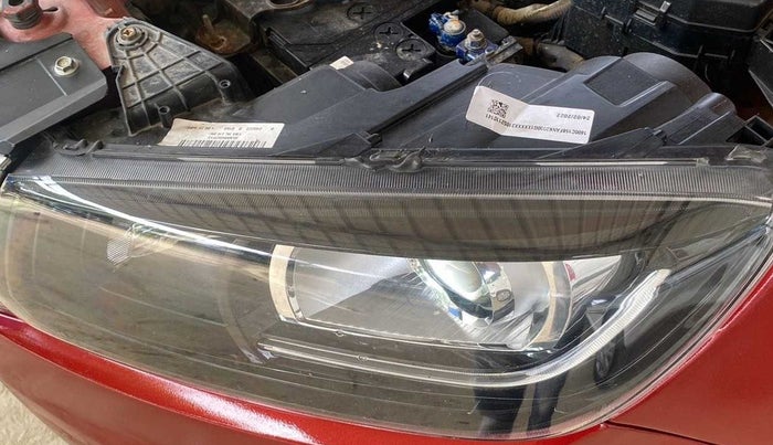 2017 Maruti Vitara Brezza ZDI, Diesel, Manual, 80,319 km, Left headlight - Clamp has minor damage