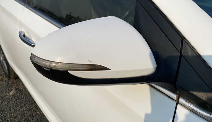 2018 Hyundai Verna 1.6 VTVT SX (O) AT, Petrol, Automatic, 50,858 km, Right rear-view mirror - Indicator light has minor damage