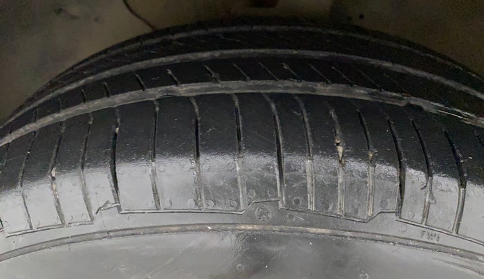 2014 Hyundai Elite i20 MAGNA 1.2, Petrol, Manual, 84,656 km, Left Front Tyre Tread
