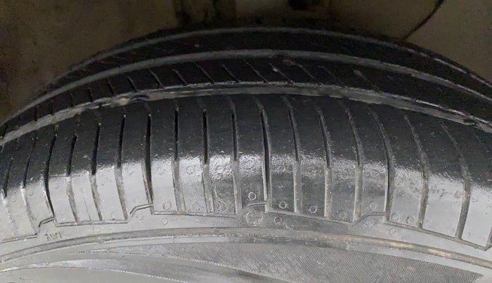 2014 Hyundai Elite i20 MAGNA 1.2, Petrol, Manual, 84,656 km, Right Front Tyre Tread