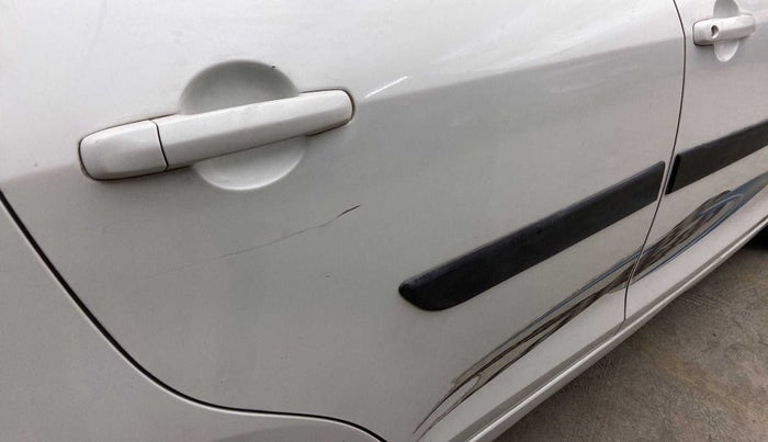 2017 Maruti Swift VXI O, CNG, Manual, 60,771 km, Right rear door - Minor scratches