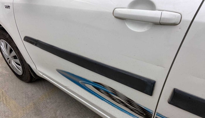 2017 Maruti Swift VXI O, CNG, Manual, 60,771 km, Front passenger door - Minor scratches