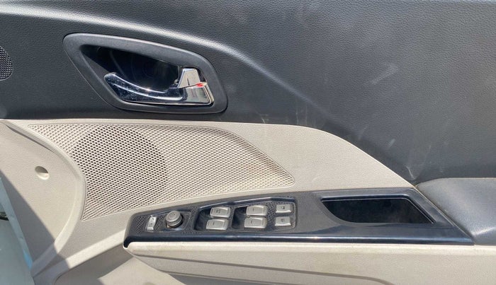 2019 Mahindra XUV300 W8 1.2 PETROL, Petrol, Manual, 72,522 km, Driver Side Door Panels Control