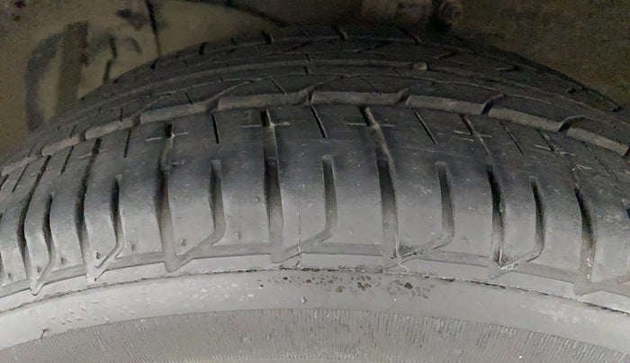 2017 Maruti Ciaz ZDI+ SHVS, Diesel, Manual, 67,701 km, Left Front Tyre Tread