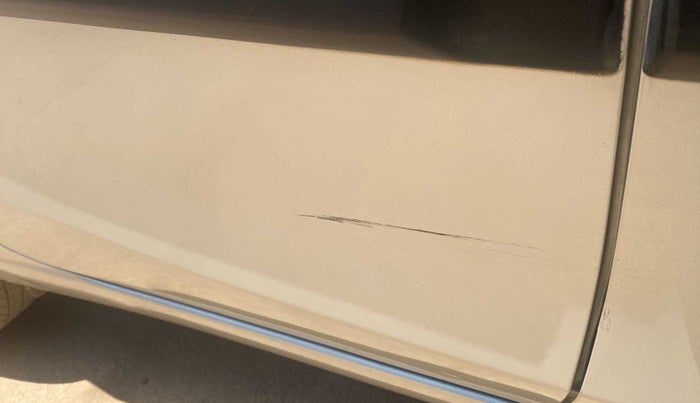 2015 Maruti Ciaz VXI+, Petrol, Manual, 86,585 km, Right rear door - Minor scratches