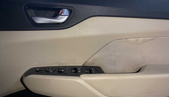 2017 Hyundai Verna 1.6 CRDI SX + AT, Diesel, Automatic, 95,387 km, Driver Side Door Panels Control