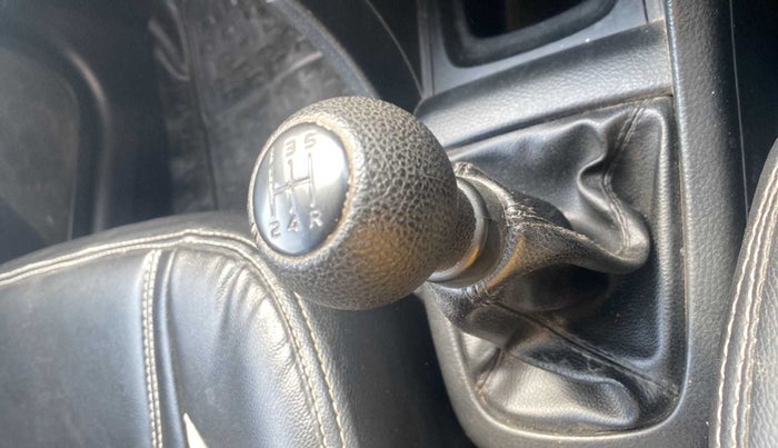 2016 Maruti Swift VXI O, Petrol, Manual, 60,011 km, Gear lever - Knob has minor damage