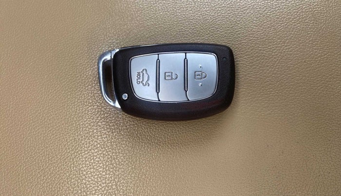 2017 Hyundai Verna 1.6 VTVT SX (O), Petrol, Manual, 89,031 km, Key Close Up