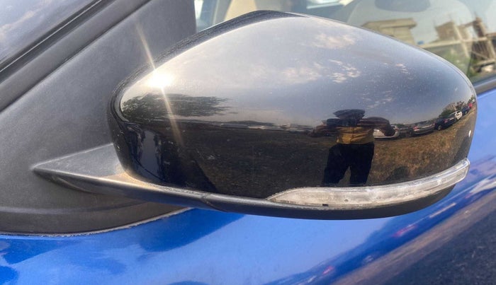 2021 Renault TRIBER RXZ AMT DUAL TONE, Petrol, Automatic, 21,071 km, Left rear-view mirror - Indicator light has minor damage