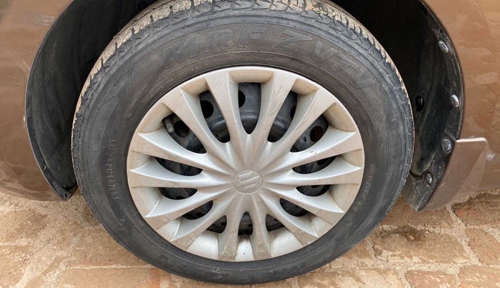 2016 Maruti Ciaz VXI, Petrol, Manual, 69,098 km, Left front tyre - Minor crack