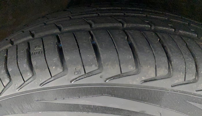 2013 Hyundai i10 MAGNA 1.2, Petrol, Manual, 49,227 km, Right Front Tyre Tread