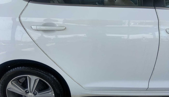 2018 Hyundai Verna 1.6 CRDI SX + AT, Diesel, Automatic, 79,797 km, Right rear door - Minor scratches