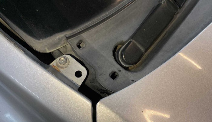 2016 Toyota Innova Crysta 2.4 GX 8 STR, Diesel, Manual, 49,106 km, Bonnet (hood) - Cowl vent panel has minor damage