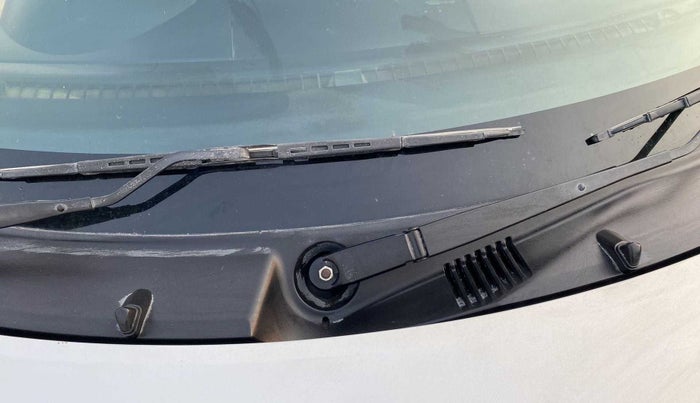 2014 Maruti Swift ZXI, Petrol, Manual, 50,224 km, Front windshield - Nozzle alignment