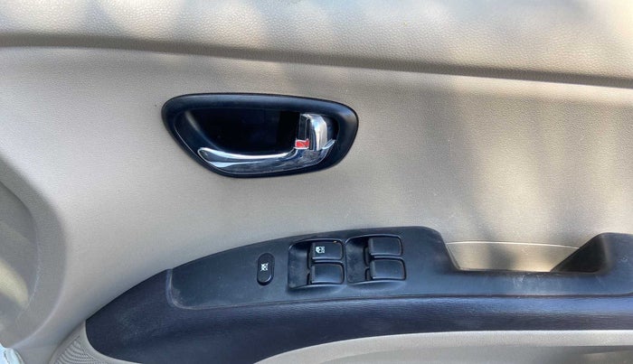 2015 Hyundai i10 SPORTZ 1.1, Petrol, Manual, 40,419 km, Driver Side Door Panels Control