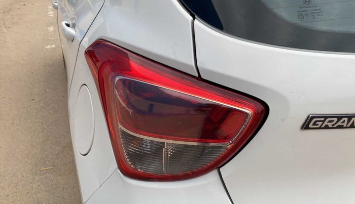 2017 Hyundai Grand i10 SPORTZ (O) AT 1.2 KAPPA VTVT, Petrol, Automatic, 73,453 km, Left tail light - Minor damage