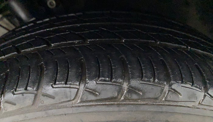 2016 Volkswagen Ameo HIGHLINE 1.2, Petrol, Manual, 16,906 km, Left Front Tyre Tread