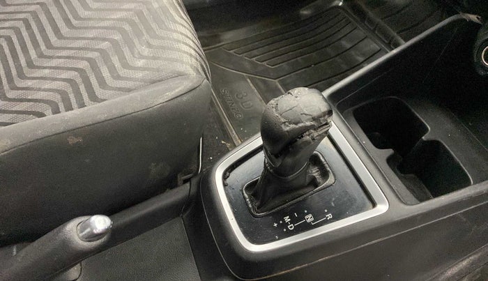 2018 Maruti Swift VXI AMT, Petrol, Automatic, 32,144 km, Gear lever - Knob has minor damage