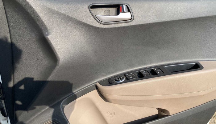 2016 Hyundai Grand i10 SPORTZ 1.2 KAPPA VTVT, Petrol, Manual, 66,630 km, Driver Side Door Panels Control