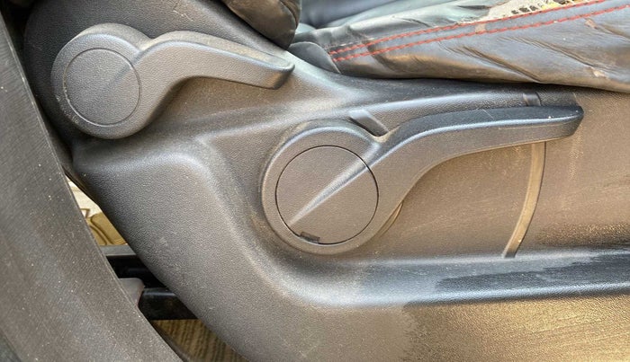 2015 Mahindra XUV500 W8, Diesel, Manual, 65,585 km, Driver Side Adjustment Panel