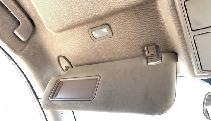 2015 Mahindra XUV500 W8, Diesel, Manual, 65,585 km, Ceiling - Vanity mirror light not working