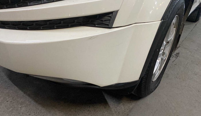 2014 Mahindra XUV500 W8, Diesel, Manual, 1,08,937 km, Front bumper - Minor scratches