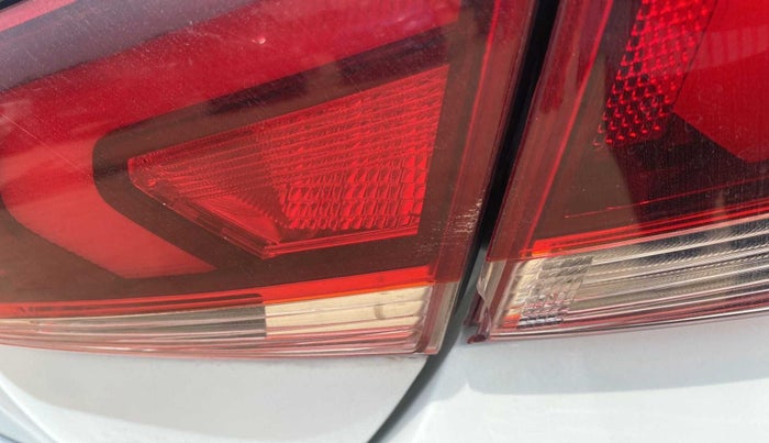 2018 Hyundai Verna 1.6 CRDI SX, Diesel, Manual, 89,959 km, Right tail light - Minor damage