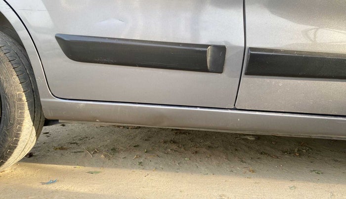 2015 Maruti Wagon R 1.0 VXI, Petrol, Manual, 67,517 km, Right running board - Minor scratches
