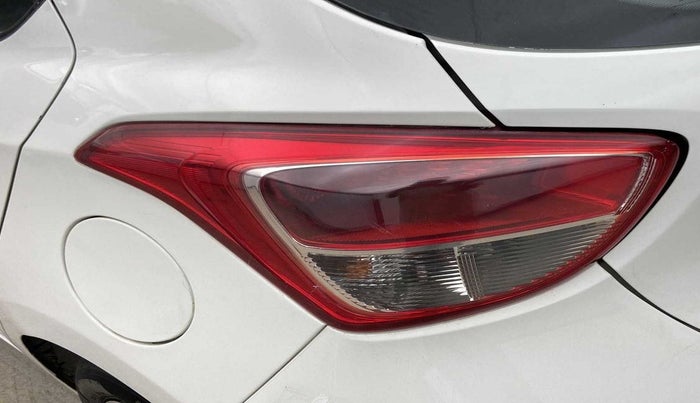 2017 Hyundai Grand i10 SPORTZ (O) AT 1.2 KAPPA VTVT, Petrol, Automatic, 61,567 km, Left tail light - Minor damage