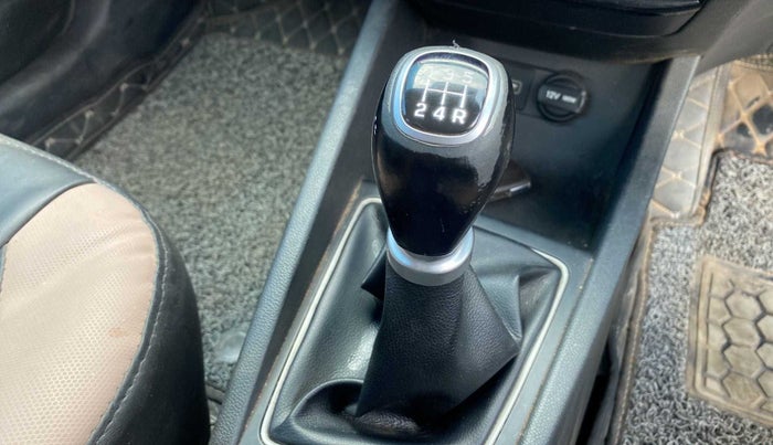 2017 Hyundai Elite i20 ASTA 1.2 (O), Petrol, Manual, 79,036 km, Gear lever - Knob cover torn