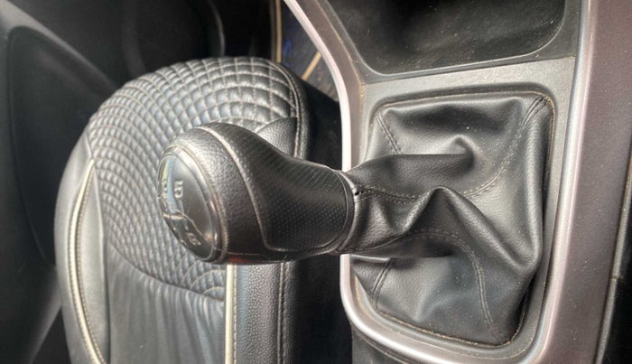 2018 Maruti S Cross SIGMA 1.3, Diesel, Manual, 73,728 km, Gear lever - Knob has minor damage
