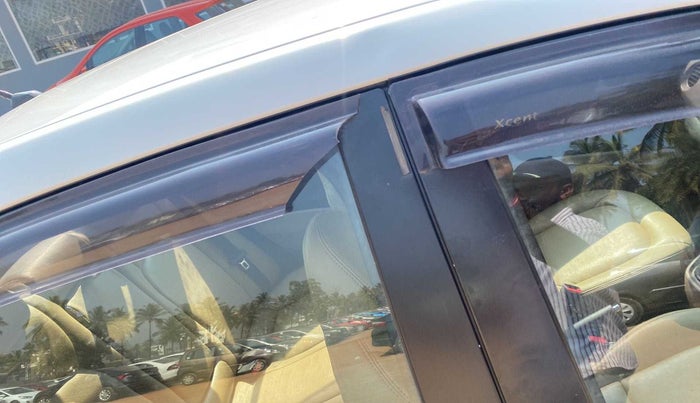 2015 Hyundai Xcent SX AT 1.2 (O), Petrol, Automatic, 1,11,191 km, Right rear door - Door visor damaged