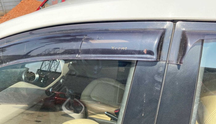 2015 Hyundai Xcent SX AT 1.2 (O), Petrol, Automatic, 1,11,191 km, Front passenger door - Door visor damaged