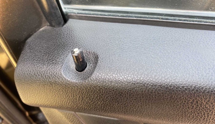 2018 Renault Kwid RXT 1.0 AMT, Petrol, Automatic, 21,651 km, Lock system - Door lock knob has minor damage