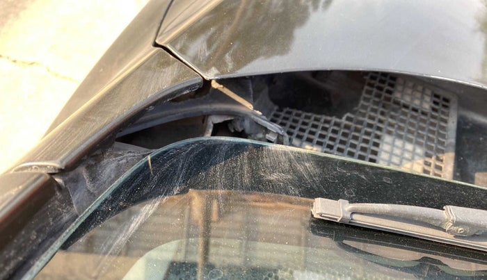 2018 Renault Kwid RXT 1.0 AMT, Petrol, Automatic, 21,651 km, Bonnet (hood) - Cowl vent panel has minor damage