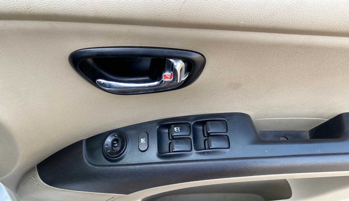 2013 Hyundai i10 SPORTZ 1.2, Petrol, Manual, 30,357 km, Driver Side Door Panels Control