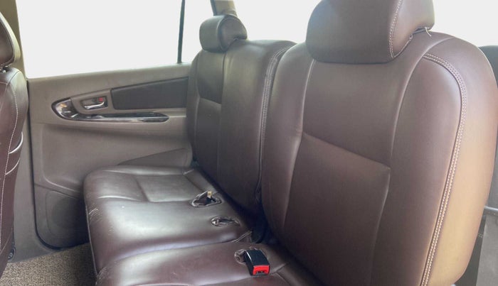 2015 Toyota Innova 2.5 VX 8 STR, Diesel, Manual, 96,972 km, Right Side Rear Door Cabin