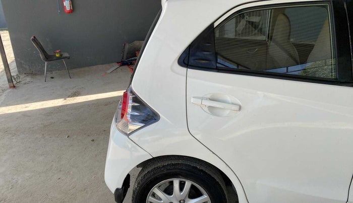 2013 Honda Brio V MT, Petrol, Manual, 26,945 km, Right quarter panel - Paint has minor damage
