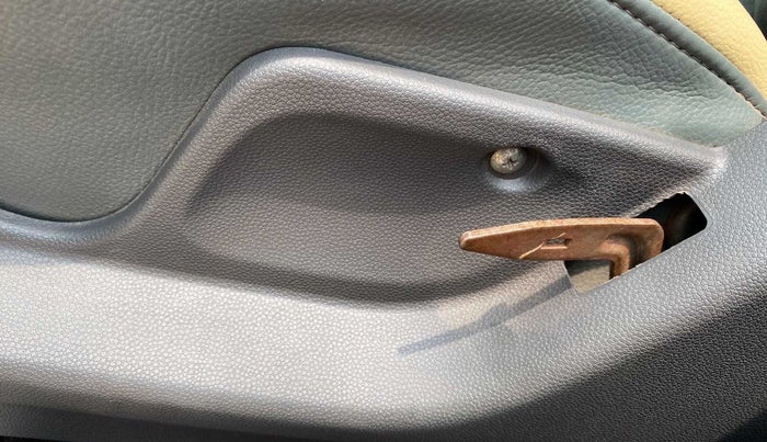 2015 Maruti Ritz VXI, Petrol, Manual, 65,370 km, Front left seat (passenger seat) - Folding lever cover has minor damage
