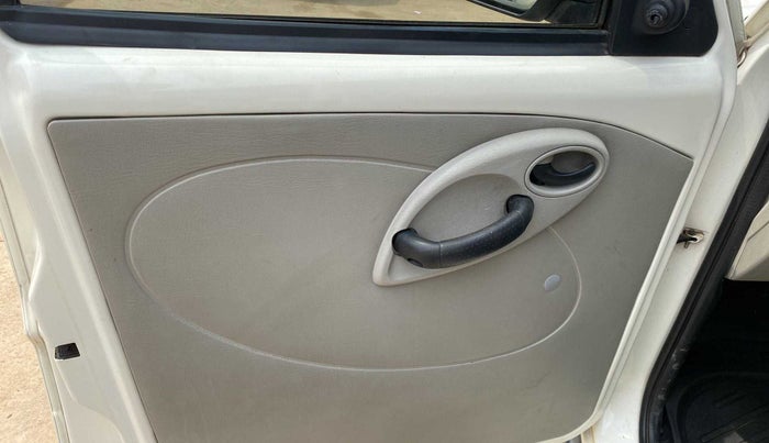 2015 Mahindra Scorpio S2, Diesel, Manual, 36,537 km, Left front window switch / handle - Power window makes minor noise