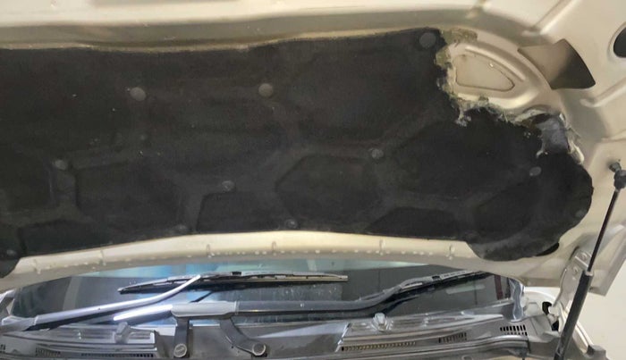 2018 Mahindra XUV500 W10 AT, Diesel, Automatic, 32,693 km, Bonnet (hood) - Insulation cover has minor damage
