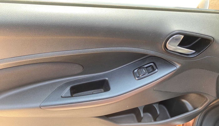 2018 Ford FREESTYLE TITANIUM 1.2 PETROL, Petrol, Manual, 45,188 km, Left front window switch / handle - Minor damage