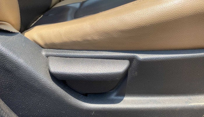 2015 Hyundai Eon ERA +, Petrol, Manual, 83,924 km, Driver Side Adjustment Panel
