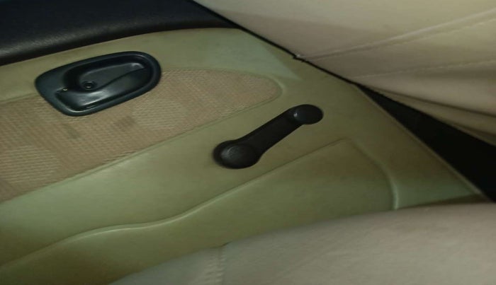2011 Hyundai Santro Xing GL PLUS, Petrol, Manual, 30,222 km, Left rear window switch / handle - Window making noise/ moving slow