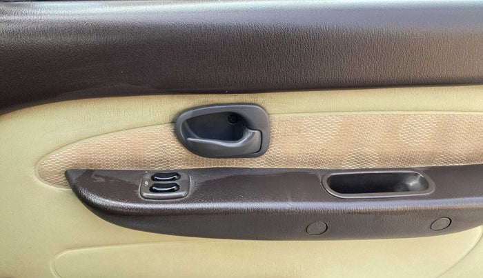 2011 Hyundai Santro Xing GL PLUS, Petrol, Manual, 30,222 km, Driver Side Door Panels Control